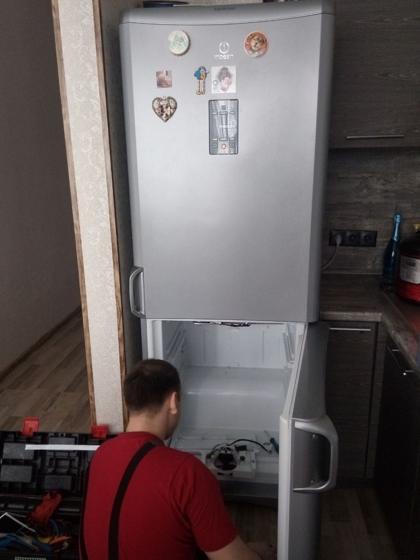 Indesit: наледь, вода и слабый холод — утечка фреона — фото 2